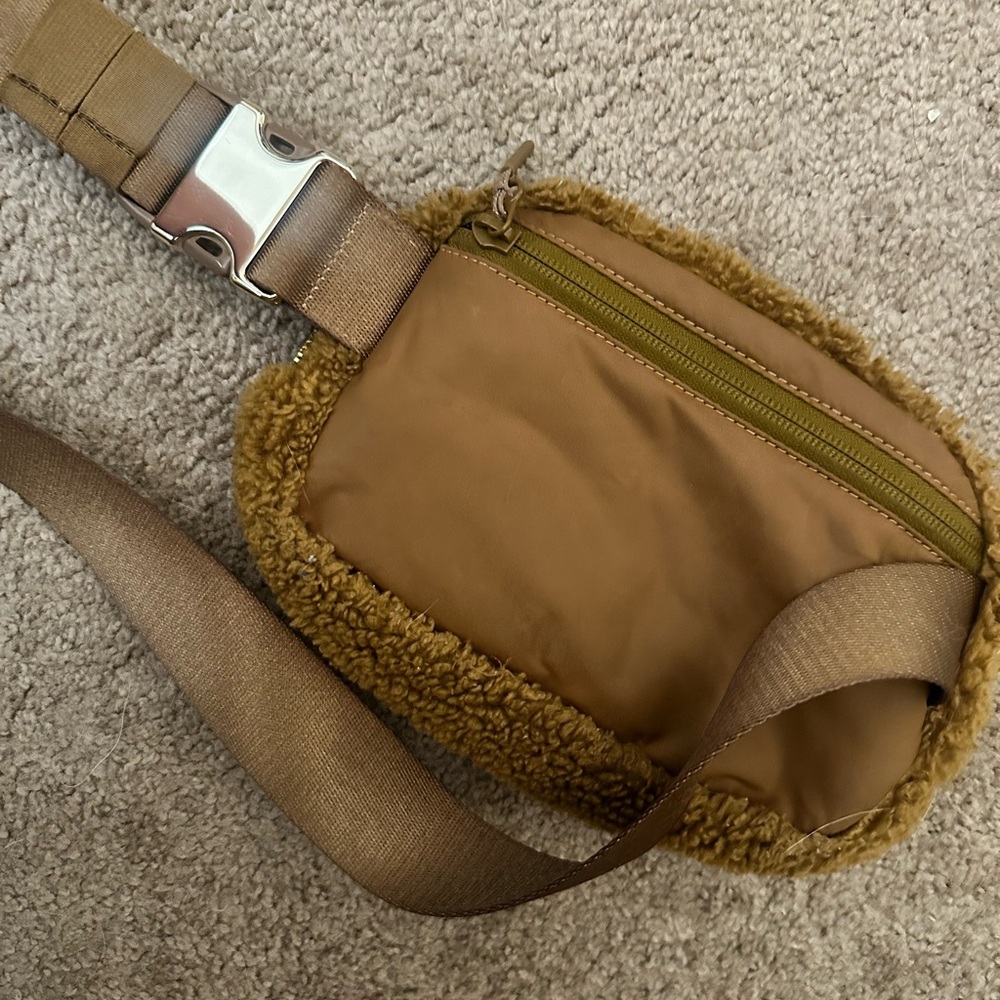 Lululemon Tan Sherpa Crossbody Bag - Picture 4 of 4